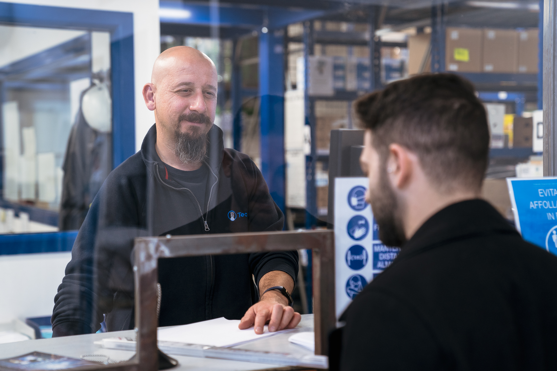 Persona che serve al bancone