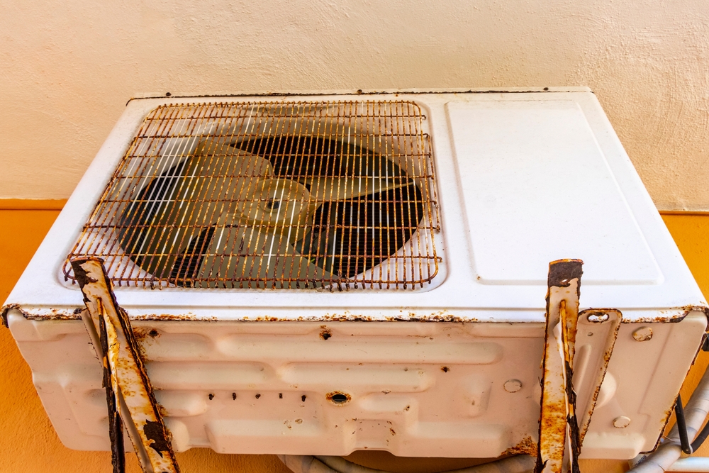 Old,Rusty,Air,Conditioning,Unit,On,The,Wall,In,Playa