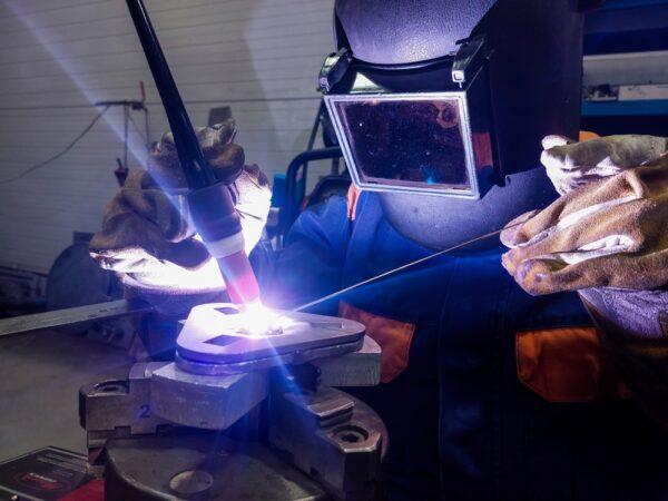 saldatore che crea un giunto con tig