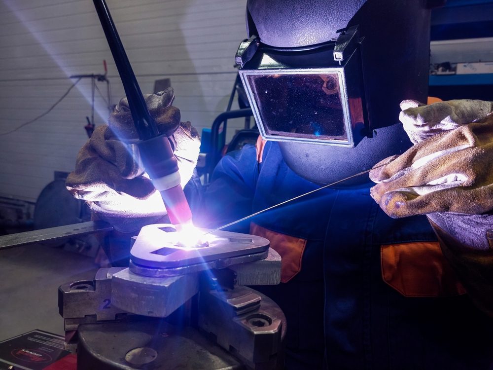 saldatore che crea un giunto con tig