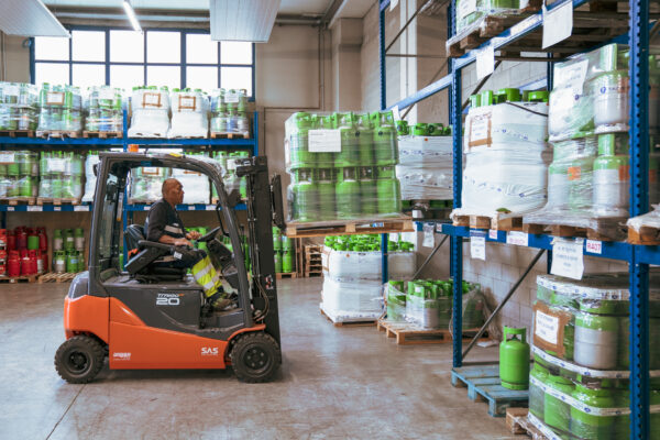 Bombole di gas refrigerante nel magazzino Tecnogas, pronte per le forniture ai professionisti